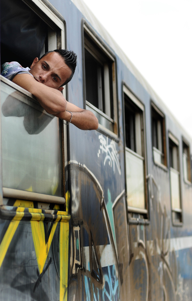Un refuxiado asoma pola fiestra dun vagón ancorado na estación de Idomeni 