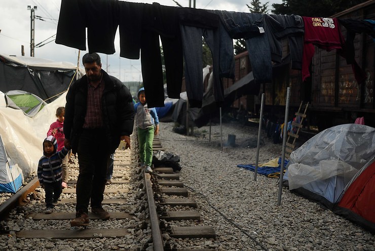 Algúns dos refuxiados de Idomeni montaron o campamento arredor dos vagóns abandonados nas vías 