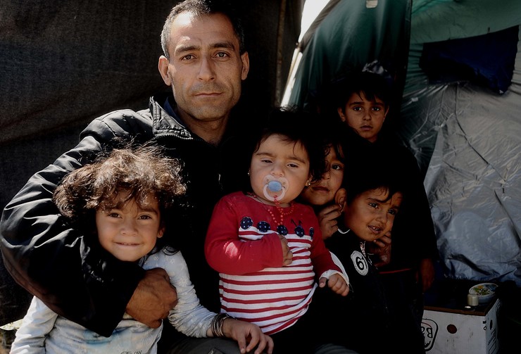 Este home refuxiado en Idomeni faise cargo dos seus fillos e de dous cativos máis orfos / Miguel Núñez.