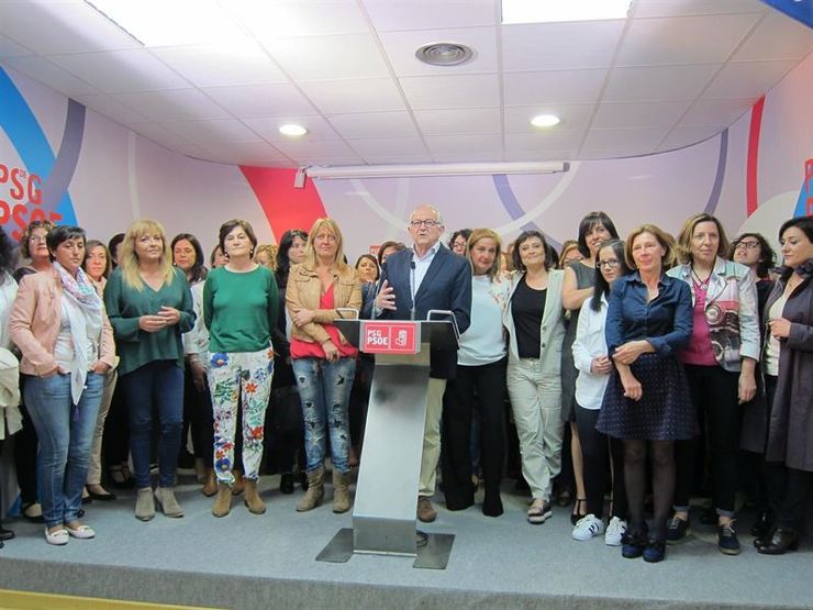 Méndez Romeu nun acto con mulleres do seu partido, entre elas, Carmela Silva, Mar Barcón, Beatriz Sestayo ou Laura Seara / EP