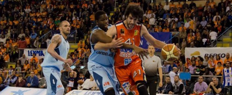 Mamadou Samb tenta frear a un colosal Sergio Olmos. 