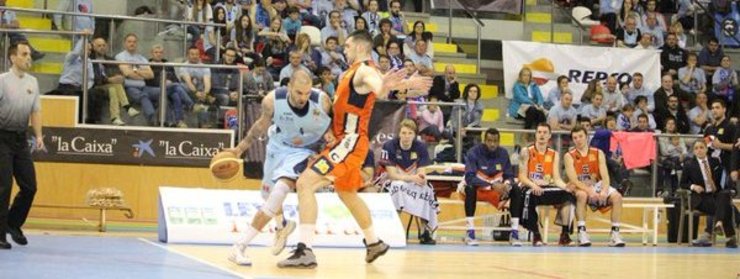 Pep Ortega tenta remontar a liña de fondo ante Beka Burjanadze. 