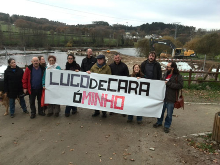 Protesta da asociación Lugo de cara ao Miño contra un dique neste río para alimentar unha minicentral eléctrica 