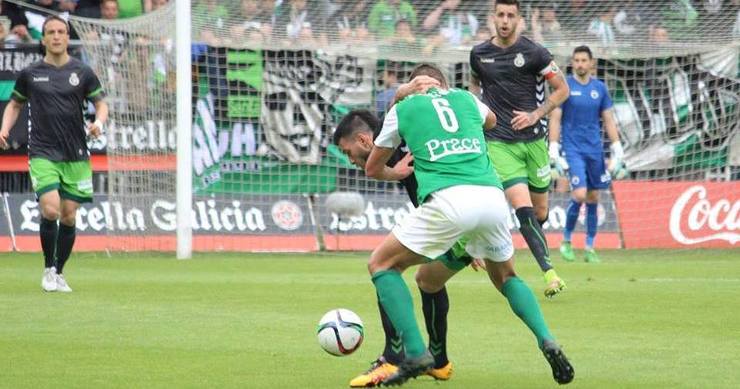 Garrido pelexa por un balón con Facundo. 