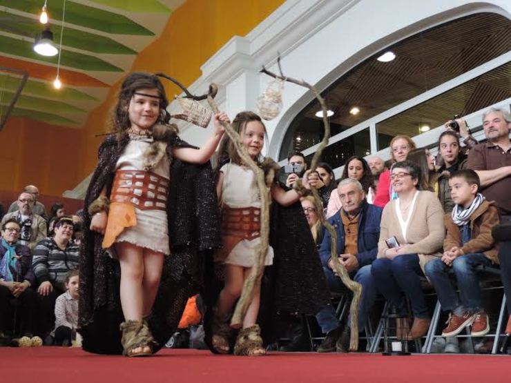 Varios nenos no desfile de moda da época romana do Arde Lucus / Concello de Lugo