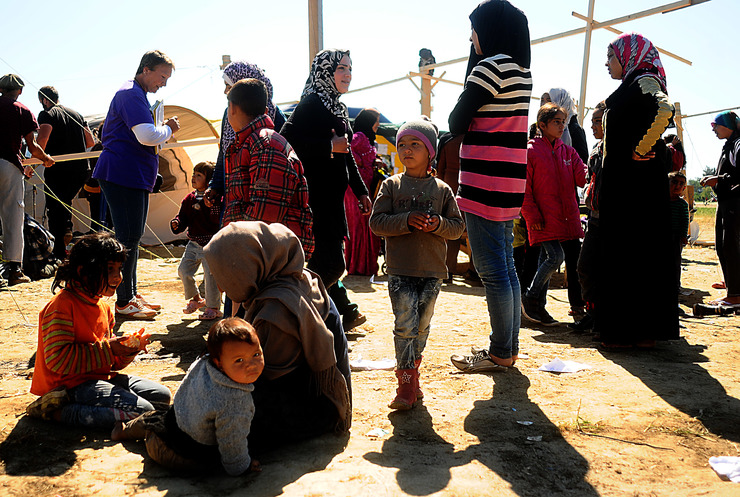 No campo de refuxiados de Idomeni organízase un 'tren de lavado' no que as nais collen número para lavar e desparasitar os seus fillos e recibir roupa limpa e alimentos 