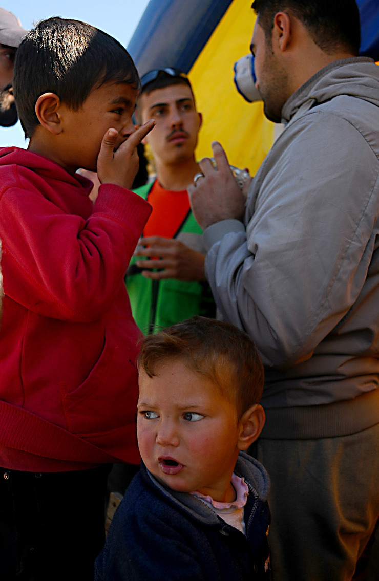 Pais cos seus fillos acoden aos médicos no campo de refuxiados de Idomeni 