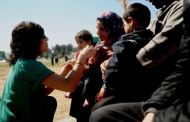 Unha médico atende a unha familia de refuxiados en Idomeni 