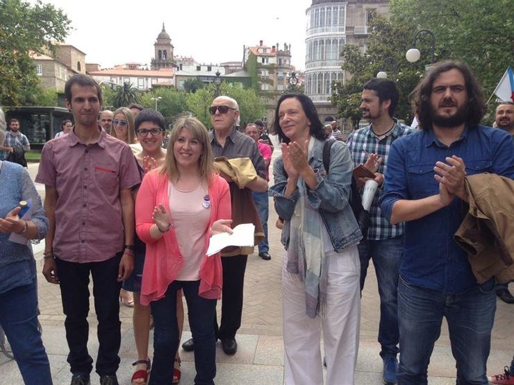 Carolina Bescansa, xunto con Carmen Santos, Antón Sánchez e outros dirixentes de En Marea en Ourense 
