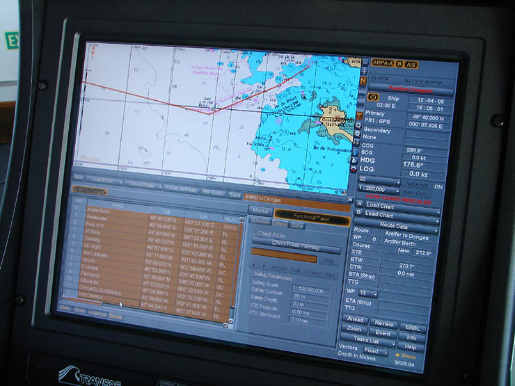 Sistema de navegación por satélite con carta naútica electrónica, nun buque petroleiro / Hervé Cozanet.