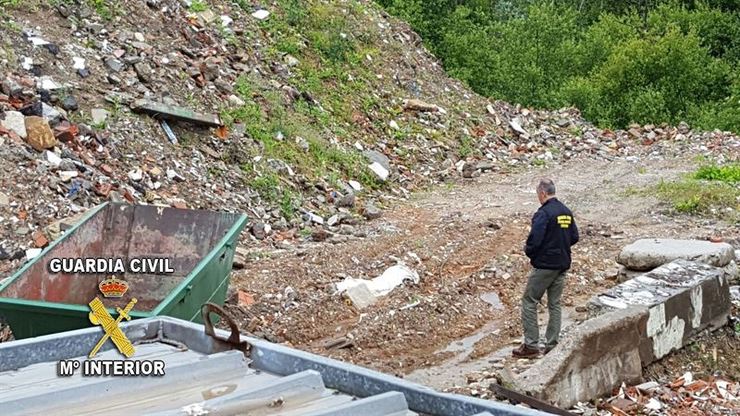Almacenamento de resíduos perigosos en Gondomar como vertedeiro ilegal / Garda Civil