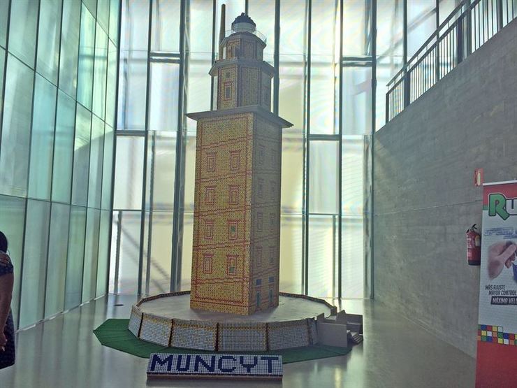 Réplica da Torre de Hércules construída con 7.000 cubos de Rubik, no Muncyt da Coruña / Europa Press.