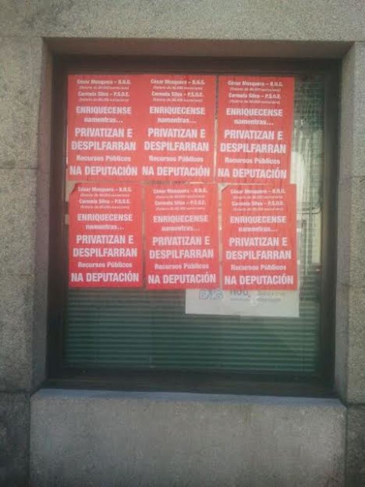 Carteces críticos coa xestión do BNG na Deputación de Pontevedra colocados na sede do Bloque en Soutomaior 