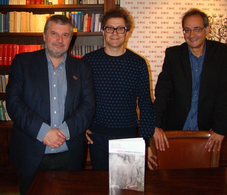 Pola esquerda, Manuel Bragado (director de Xerais) e César Parcero e Felipe Criado, do Instituto de Ciencias do Patrimonio do CSIC / CSIC Galicia.