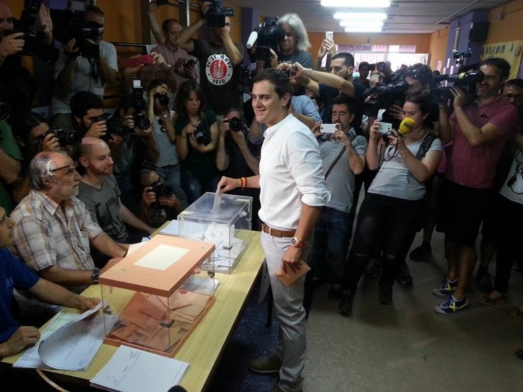 Albert Rivera de Ciudadanos votando nunha imaxe do seu twitter oficial