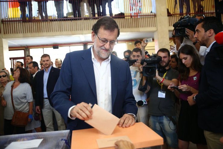 Rajoy  votando nunha imaxe do seu twitter oficial