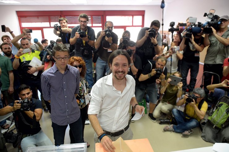 Pablo Iglesias votando, con Íñigo Errejón, nunha imaxe do seu twitter oficial