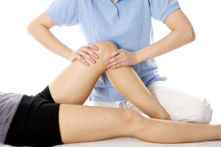 Un fisioterapeuta nunha sesión de fisioterapia / acostat.es