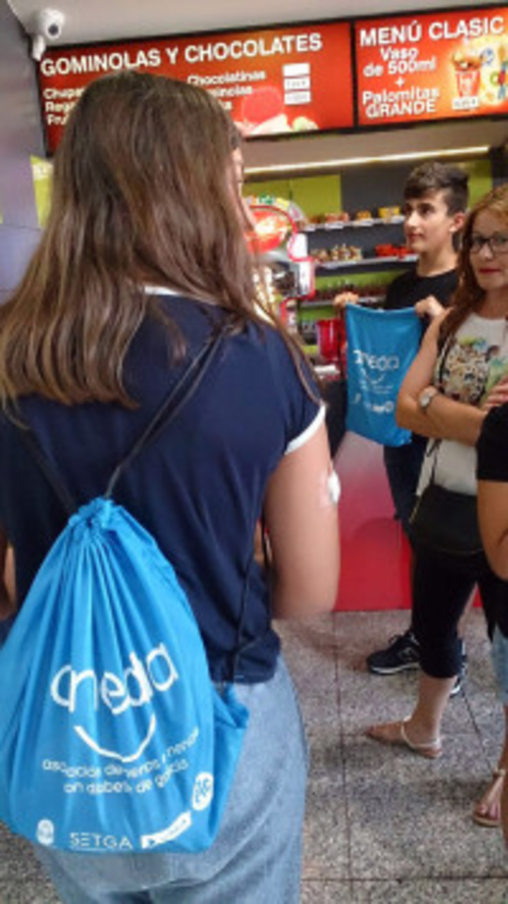 Socios de Anedia tentando pasar coas súas mochilas ao cine en Pontevedra 