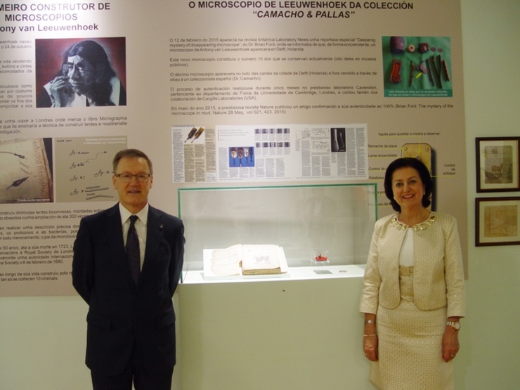Estrella Pallas e Tomás Camacho, coas dúas pezas emblemáticas da exposición ‘Historia do microscopio a través da colección Camacho e Pallas’ / MHN da USC