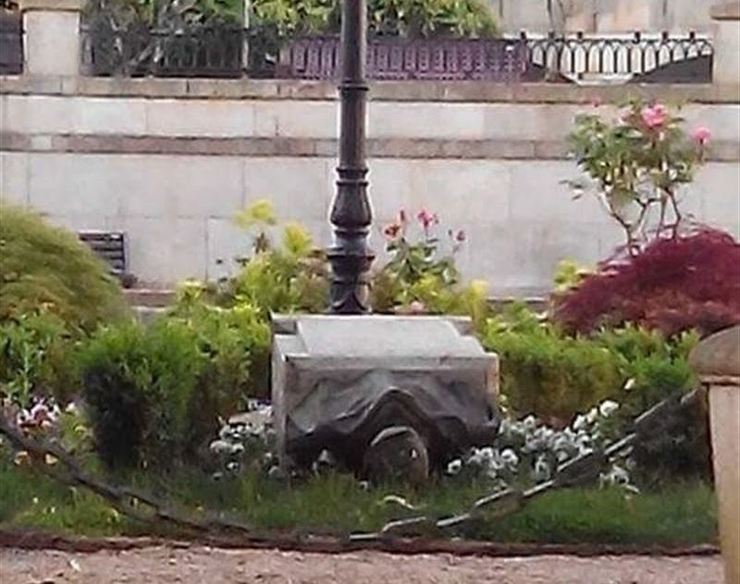 O busto de Manuel Fraga, en Vilalba, tirado ao chan 