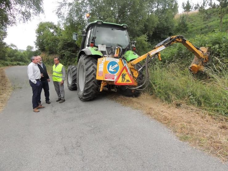 Darío Campos supervisa a limpeza dunha estrada de Lugo / Deputación de Lugo