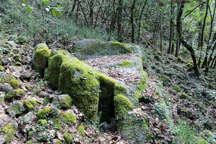 Restos arqueolóxicos do castro galaico-romano de Santa Lucía / DUVI.