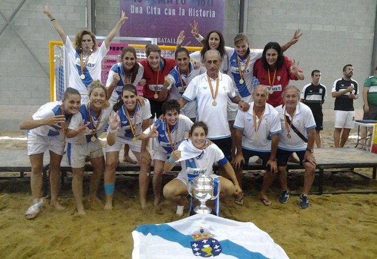 A Selección Galega celebra co trofeo de campioa de España. 