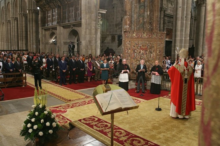 Miguel Santalices nun acto na catedral de Santiago 