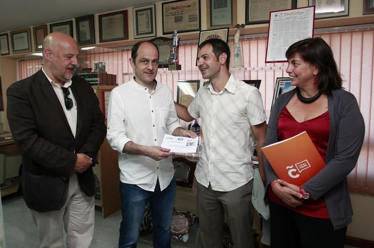 Xoán Mao, secretario xeral do Eixo Atlántico; o lector do GC, Manuel Seijo, o director do GC, Xurxo Salgado e a xerente de Turismo da Coruña, Covadonga Calatayud, durante a entrega simbólica do premio do concurso sobre a historia da Gallaecia