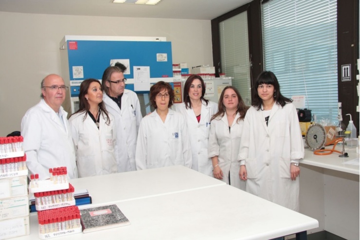 Jorge Blanco, á esquerda, con investigadores do Laboratorio de Referencia E.coli da Universidade de Santiago 