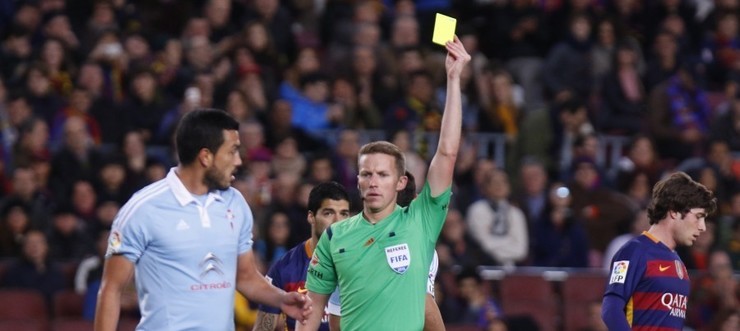 O árbitro quita tarxeta amarela a Cabral no Camp Nou. 