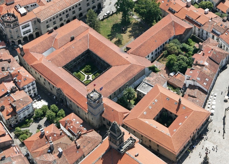 Vista áerea do conxunto formado pola Reitoría da Universidade de Santiago de Compostela e o Colexio de Fonseca 