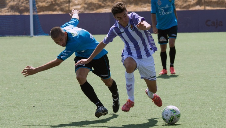 Manu Rodríguez, titular en Pucela, loita polo balón cun rival. 