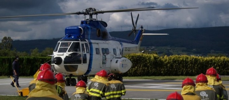 Brigada sube a helicóptero antilumes da Xunta nunha imaxe de Inaer.