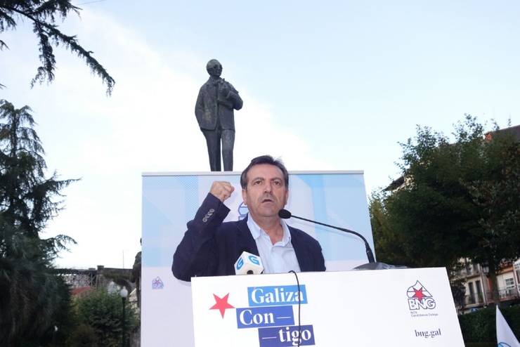 Luís Bará en campaña nun encontro cos medios