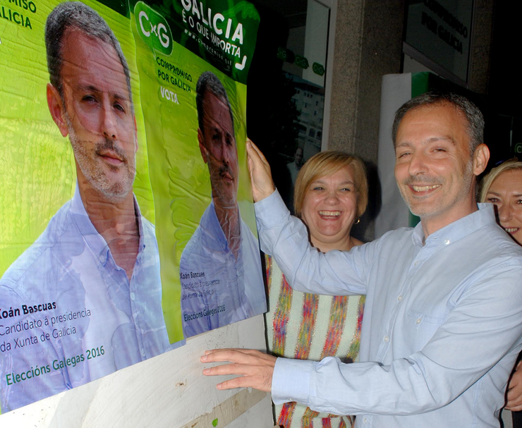 Xoán Bascuas, líder de CxG, durante a pegada dos carteis electorais 
