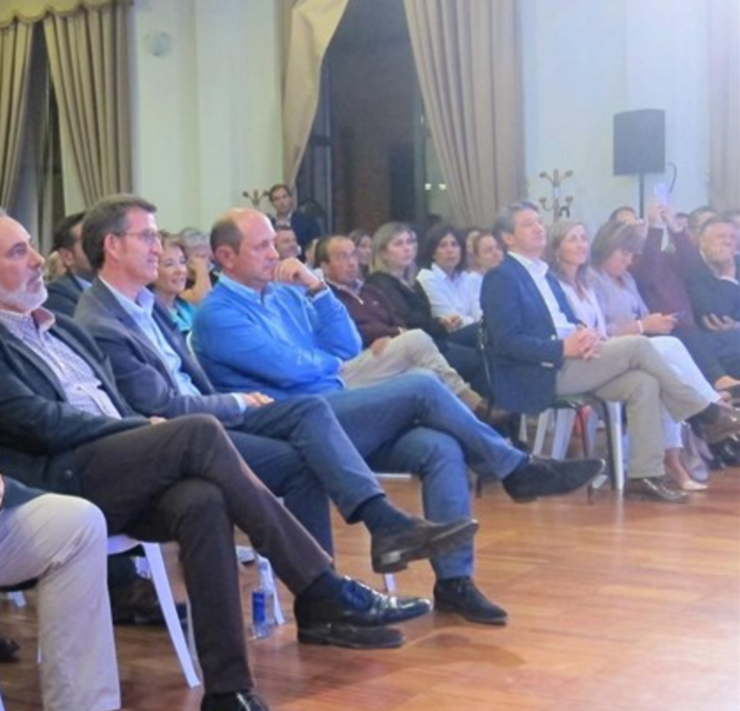 Feijóo canda Louzán na primeira fila do mitin do PP en Pontevedra na campaña do ano pasado