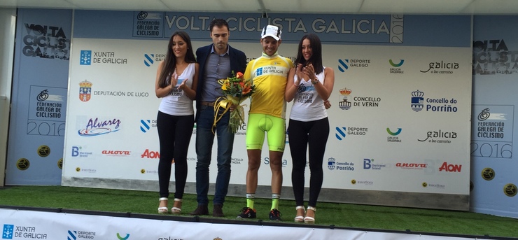 O redondelán Samuel Blanco, coa camisola amarela no podio de Sarria. 