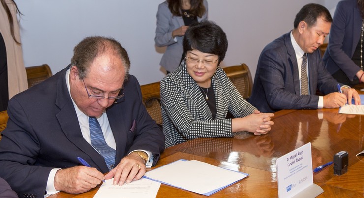 A Escuela de Negocios Afundación de IESIDE e a Universidade de Economía e Comercio Internacional (UIBE), con sede en Beijing, asinaron hoxe en Santiago un convenio de colaboración