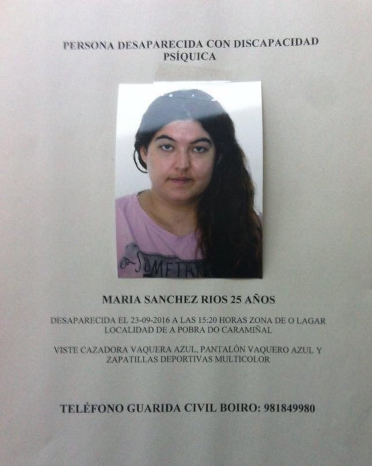 Un dos carteis que está a distribuír a familia coa foto da desaparecida na Pobra