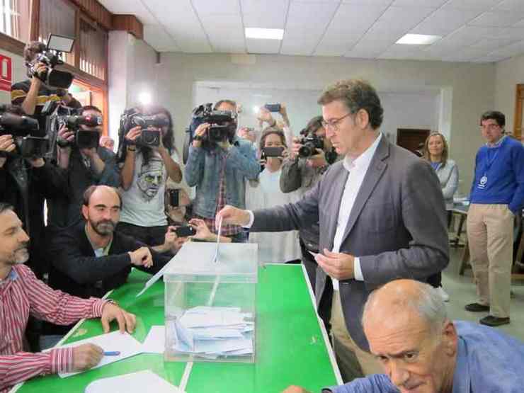 Feijóo exerce o seu dereito ao voto nas elecciós autonómicas 