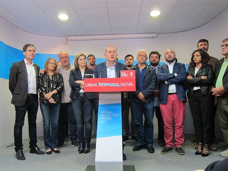 Leiceaga comparece con algúns deputados e parte do seu equipo de campaña 