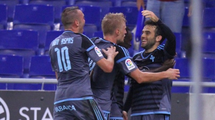 Aspas e Wass corren a felicitar a Rossi polo 0-1. 