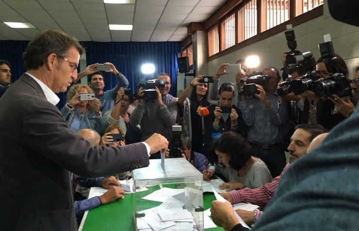 Alberto Núñez Feijóo, votando nas eleccións galegas de 2016 / @FeijooGalicia.