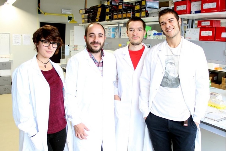Miguel Fidalgo (segundo pola esquerda), xunto ao seu equipo nos laboratorios do CiMUS 