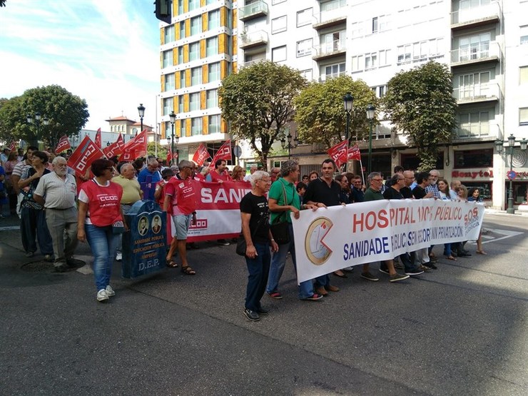 Participantes na manifestación de Vigo convocada por SOS Sanidade Pública en contra da privatización da sanidade 
