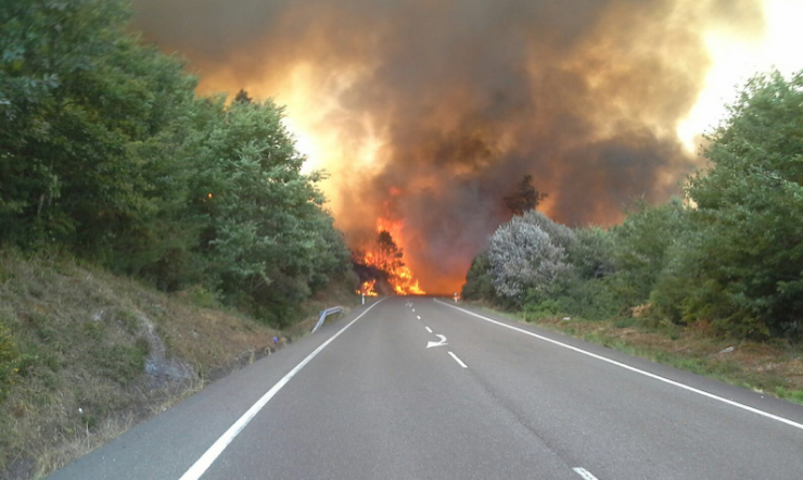 O incendio no Xurés corta unha estrada 