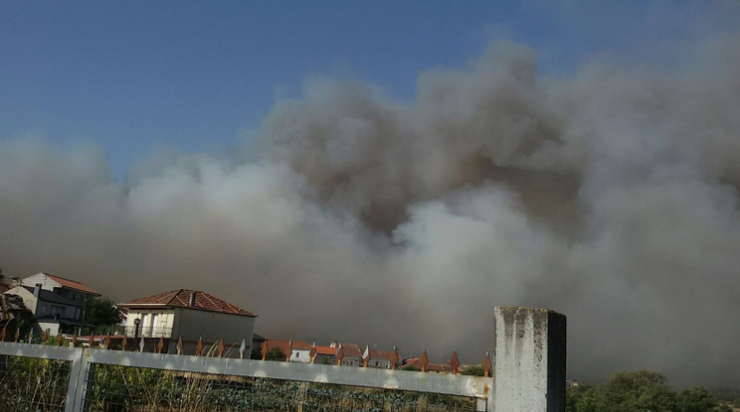 Incendio achegándose as casas 