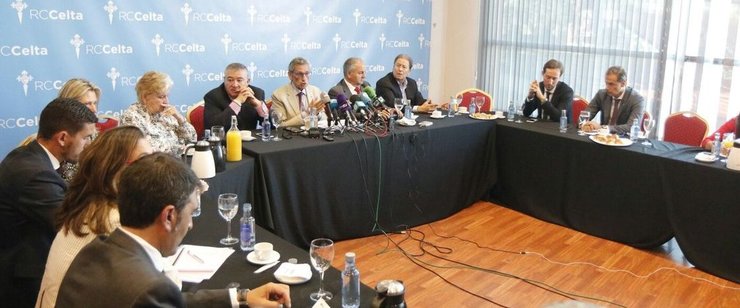 O presidente Carlos Mouriño, no centro da mesa, na súa última intervención pública. 